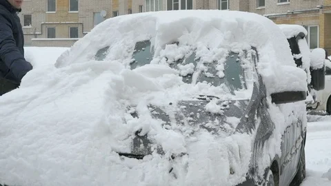 Man cleaning car from snow 스톡 동영상 83099387
