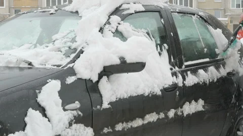 Man cleaning car from snow Vídeo Stock 87536652