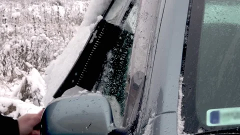 Man cleaning car windshield from snow and ice 스톡 동영상 220735967