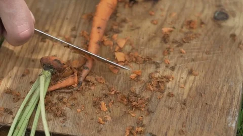 Man is cleaning carrots hd Stockbeeldmateriaal 80242317