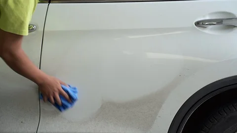 Man cleaning dirty car Stockbeeldmateriaal 124817375