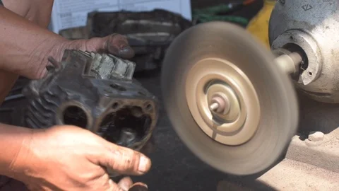 Man Cleaning Engine Part Vídeo Stock 85516128