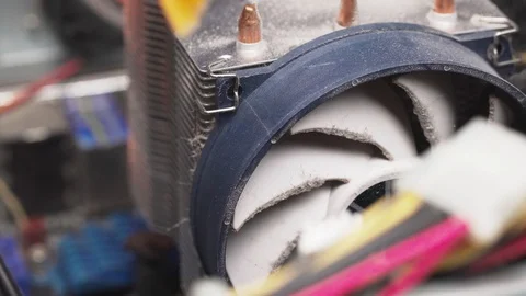 Man cleaning fan in computer case Vidéo 104540416