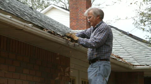 Man Cleaning Gutter Видео 663066