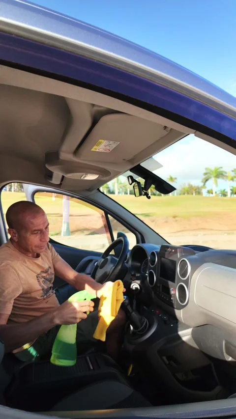 Man cleaning the interior of his car with a microfiber cloth Vídeos de archivo 330554629