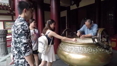 Man Cleaning Large Incense Burner inside Buddha Tooth Relic Temple, Singapore 库存影片 328588497