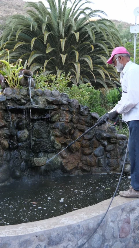 Man Cleaning a Pool with a Pressure Washer Vidéo 342085892