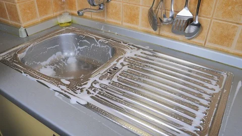 Man cleaning sink in the kitchen 動画素材 87300411
