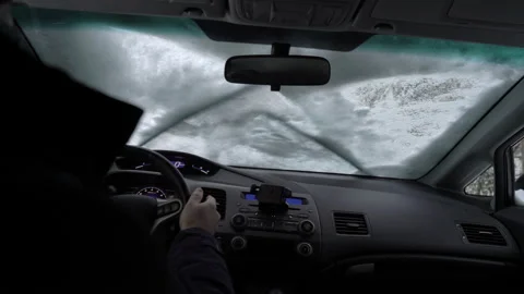 Man cleaning snow from car windshield Vídeos de archivo 146874612