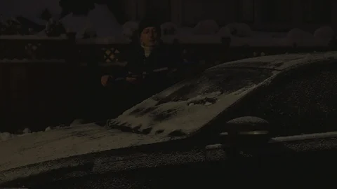 A Man cleaning snow from windshield (night time) Видео 103331652