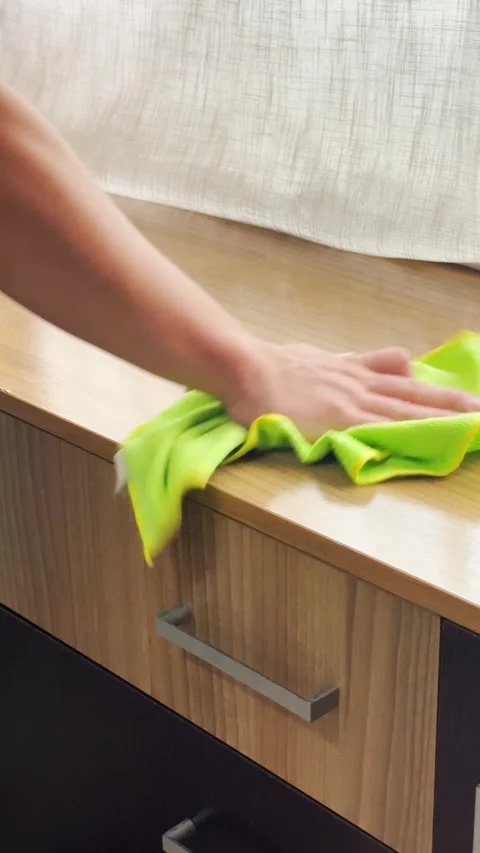 Man cleaning a table with cleaning product and a cloth Stock-Footage 346874151