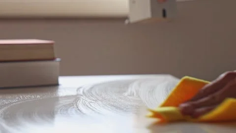 Man cleaning the table in office. 库存影片 255243715