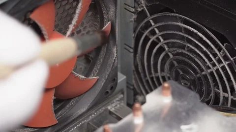Man cleaning ventilation system in computer case Vidéo 104540663