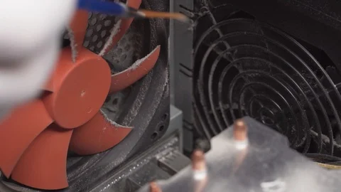 Man cleaning ventilation system in computer case Vidéo 104540742