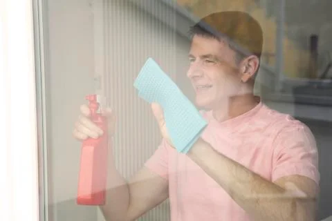 Man cleaning a window Foto stock