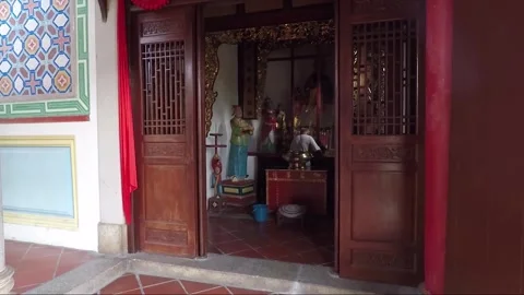 Man Cleans Altar Inside Kek Lok Si Temple, George Town, Penang, Malaysia Vídeos de archivo 296374953