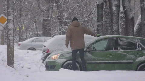 Man cleans a car from the snow 스톡 동영상 61836199