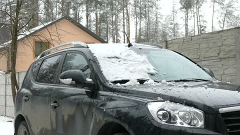 Man cleans the car from the snow 動画素材 99001783