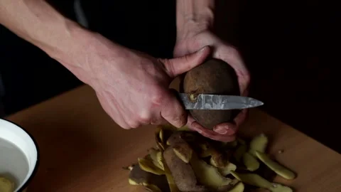 Man cleans dirt potatoes Video stock 137295880