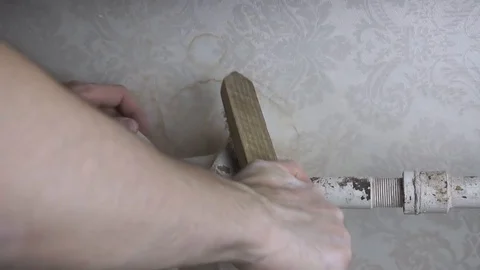 A man cleans an old battery from rust Vidéo 116129041