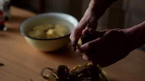 Man cleans potatoes Video stock 137295811