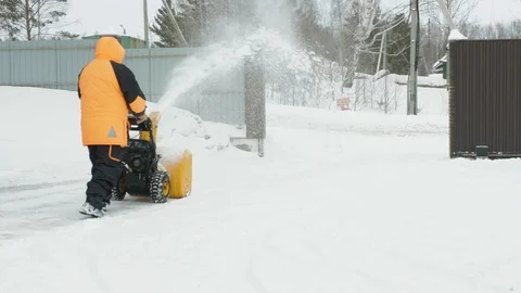 Man cleans snow with a snow thrower Vídeo Stock 125821184