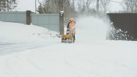 Man cleans snow with a snow thrower Vidéo 125821327
