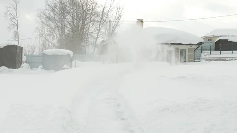 Man cleans snow with a snow thrower Vídeo Stock 125822450