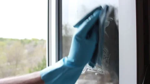 Man cleans a window 動画素材 61695509