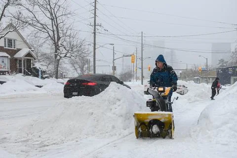 Man Clears Heavy Snow Stockfoto's