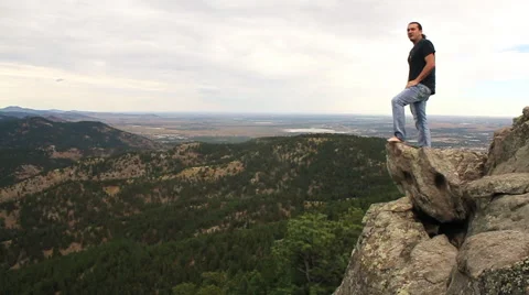 Man on a Cliff Vídeo Stock 55809071