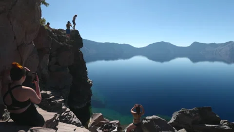 Man Cliff Jumping into a Beautiful Blue Lake in Oregon Vídeos de archivo 246446921
