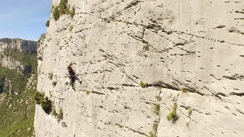 Man climbing a high cliff in free solo, Verdon, France Vidéo 101597492
