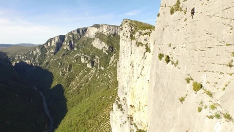 Man climbing a high cliff in free solo, Verdon, France Video stock 101597713