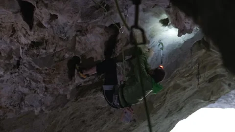 Man Climbing Up Mountain. 4K 스톡 동영상 266811444