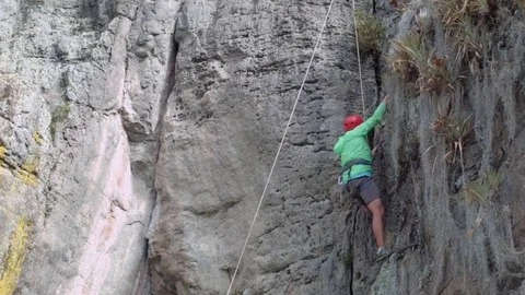Man climbing a mountain Stockbeeldmateriaal 75167489