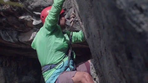 Man climbing a mountain 動画素材 75167504