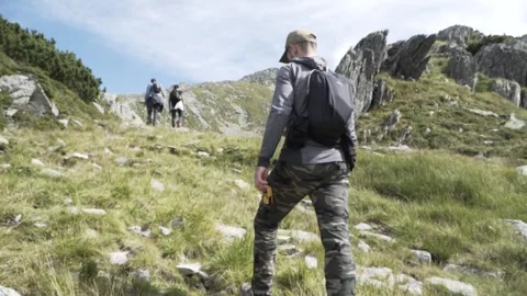 Man climbing on a mountain Vídeos de archivo 263312926