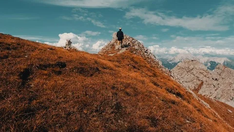 Man climbs to the peak of the mountain 動画素材 119381819