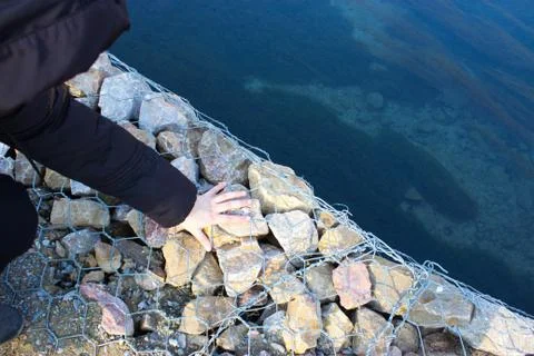 A man climbs the rocks Foto stock