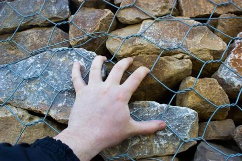 A man climbs the rocks Foto stock
