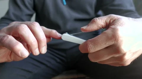 Man clipping nails Vídeos de archivo 146966052