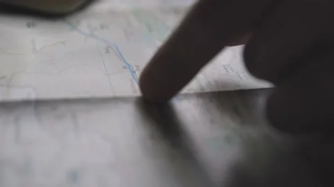 Man Close Up finger Plans Trip On Map 库存影片 142991785