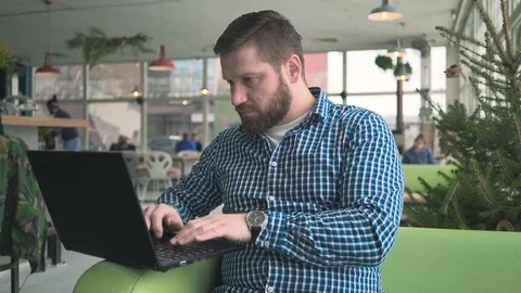 Man close laptop computer, make notes in calendar, in cafe, portrait, steadicam  Vídeo Stock 72951667