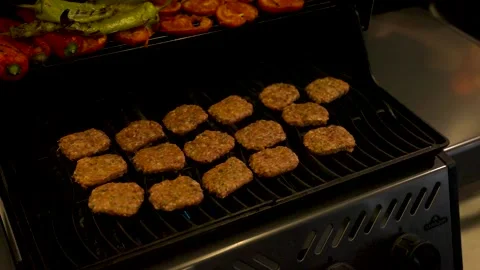 The man closes the barbecue lid while the meatballs are cooking Vidéo 279028069