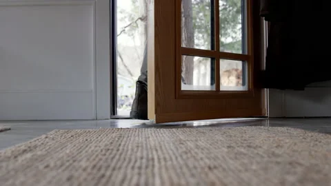 Man closes front door behind himself in winter - close up on feet Vidéo 147347074