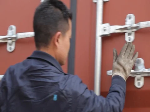 Man is closing  a container Video stock 76528554