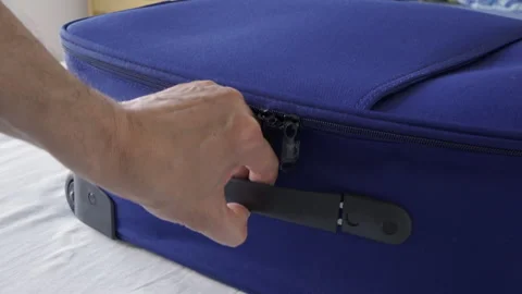 Man closing his blue suitcase. Vidéo 275585452