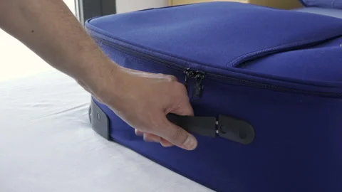 Man closing his suitcase. Vidéo 275585148