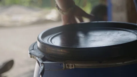 Man closing a plastic barrel Video stock 90040213
